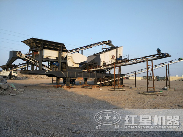 移動(dòng)碎石機(jī)安裝搭設(shè)現(xiàn)場(chǎng)