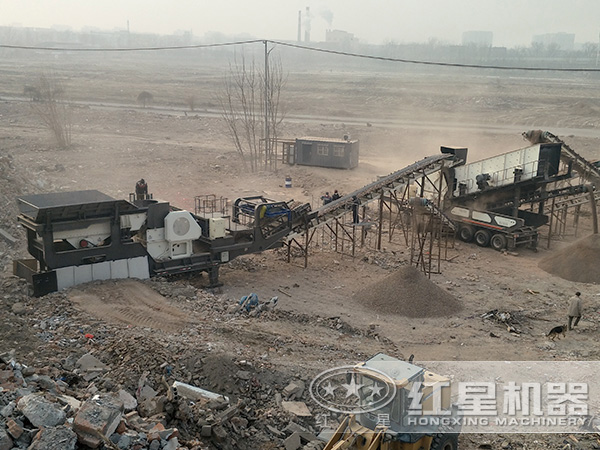 客戶來廠參觀履帶汽車移動磕石機