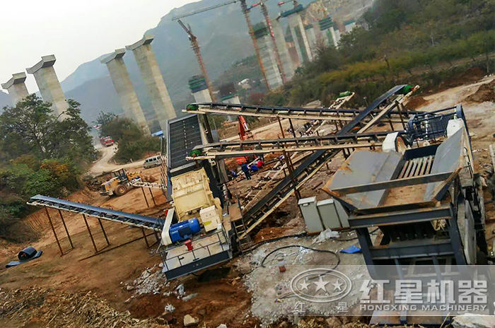 山西運(yùn)城建筑垃圾移動(dòng)破碎處理現(xiàn)場