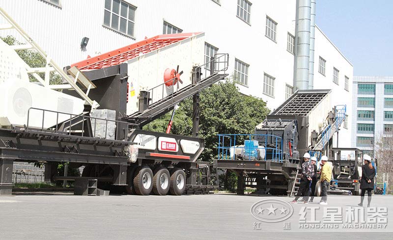 山東用戶來廠考察流動(dòng)破碎機(jī)