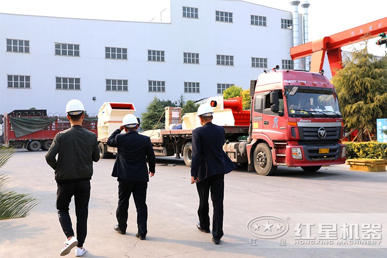 又一石料廠訂購的細(xì)碎機發(fā)貨