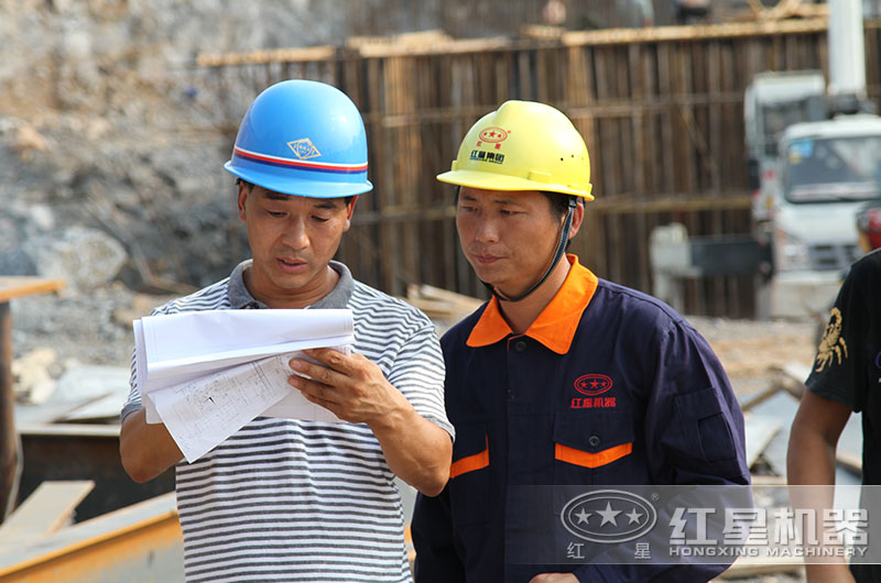 紅星技術(shù)經(jīng)理現(xiàn)場(chǎng)考察為用戶(hù)設(shè)計(jì)環(huán)保破碎生產(chǎn)工藝