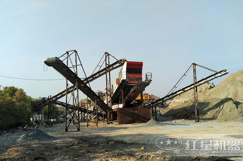 時(shí)產(chǎn)20噸三合一移動(dòng)破碎機(jī)生產(chǎn)現(xiàn)場(chǎng)