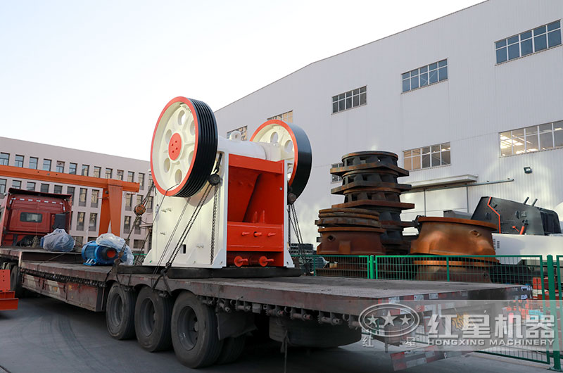 客戶花崗巖顎式破碎機發(fā)貨現(xiàn)場