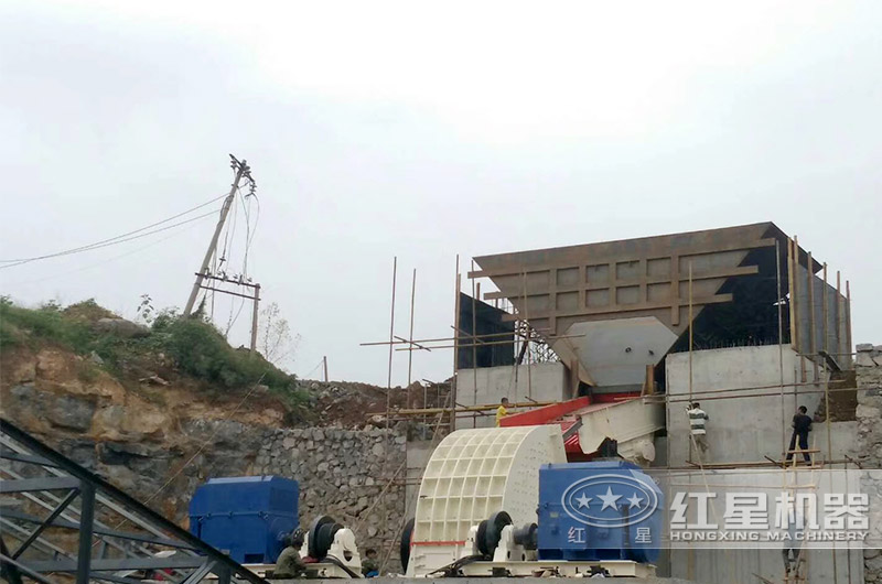 時產300噸的重錘式破碎機安裝現(xiàn)場