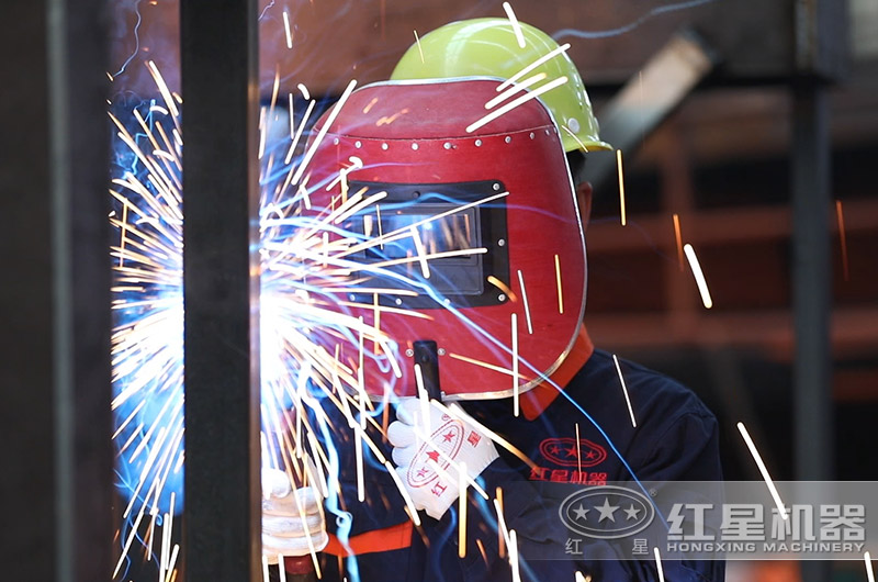 對輥式破碎機生產(chǎn)車間——技術人員生產(chǎn)現(xiàn)場